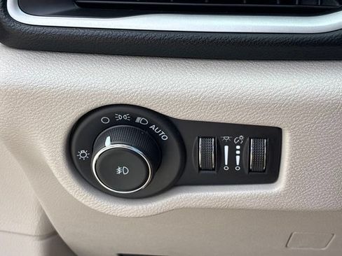 Used 2023 Chrysler Pacifica Touring-L FWD image 31