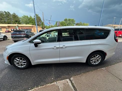 Used 2023 Chrysler Voyager LX FWD image 4