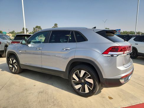 Certified 2025 Volkswagen Atlas Cross Sport SE FWD image 4