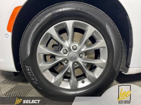 Used 2024 Chrysler Pacifica Touring-L AWD/4WD image 33