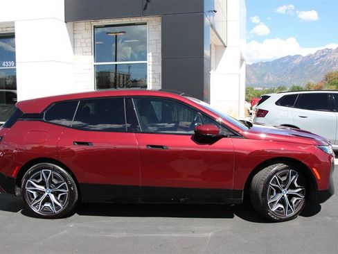 Used 2024 BMW iX xDrive50 w/ Premium Package AWD/4WD image 9