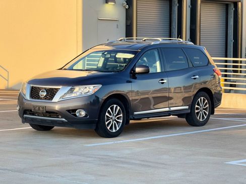 Used 2014 Nissan Pathfinder SL FWD image 3