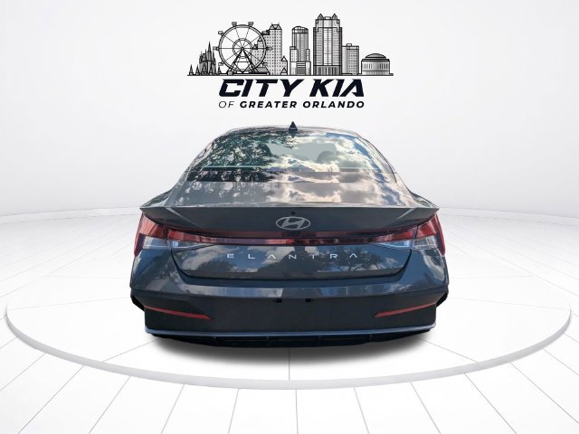 Used 2026 Hyundai Elantra SE FWD image 5