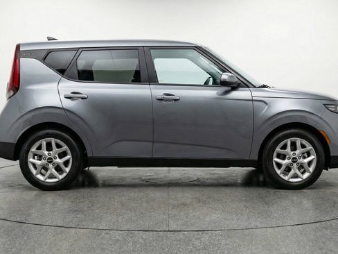 Used 2025 Kia Soul LX w/ LX Technology Package image 11