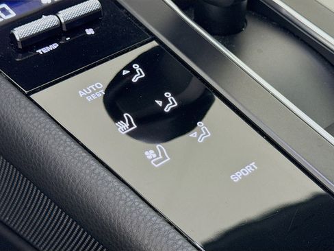 Certified 2023 Porsche Macan image 20