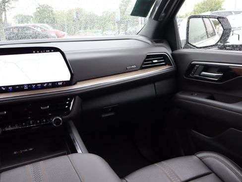 Used 2025 Chevrolet Tahoe High Country AWD/4WD image 15