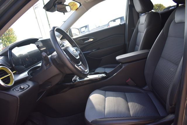 Used 2025 Chevrolet Trax LT w/ LT Convenience Package FWD image 22