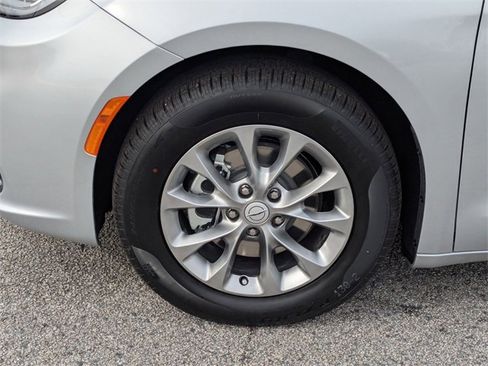 New 2026 Chrysler Pacifica Limited w/ Trailer Tow Group image 10