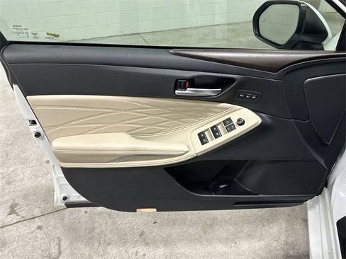 Used 2019 Toyota Avalon Limited image 17