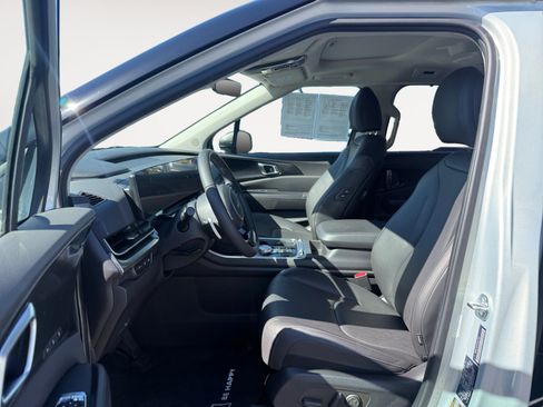 Used 2025 Kia Carnival SX w/ SX Dark Edition Package FWD image 10