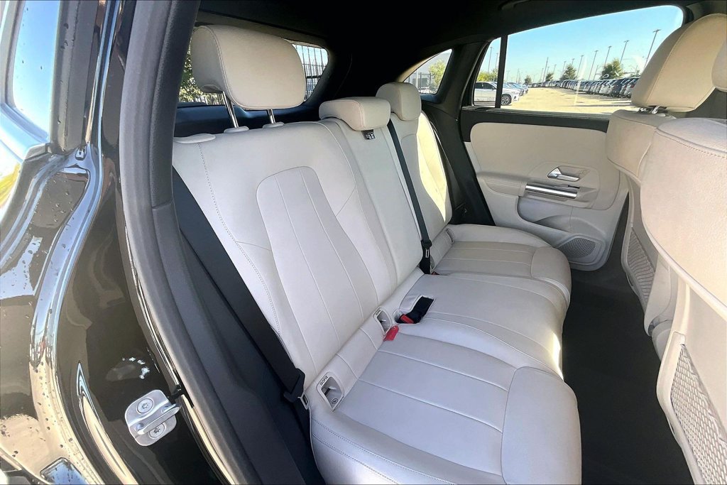 Used 2025 Mercedes-Benz GLA 250 image 32