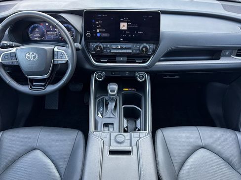 Used 2025 Toyota Grand Highlander AWD image 13