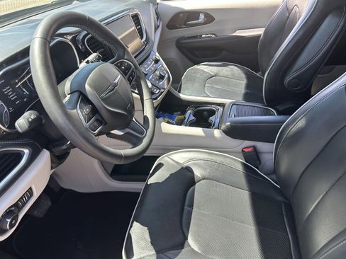 Used 2024 Chrysler Pacifica Limited FWD image 10