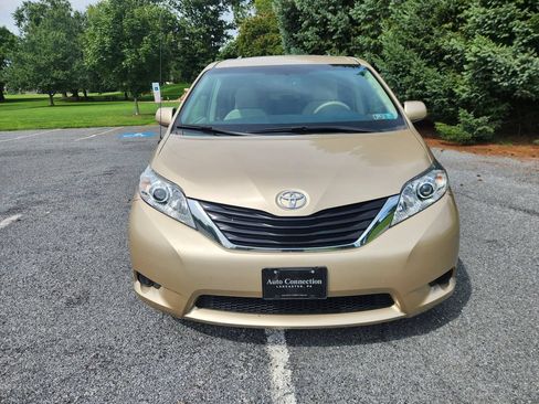 Used 2013 Toyota Sienna LE w/ Towing Pkg FWD image 3