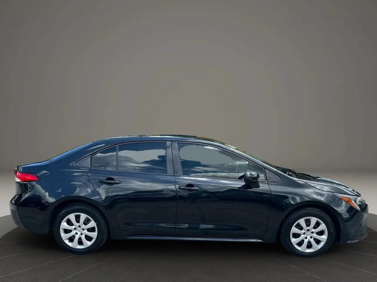 Used 2021 Toyota Corolla LE FWD image 8