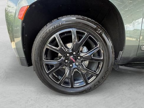 Used 2024 GMC Yukon SLT w/ SLT Luxury Package AWD/4WD image 29