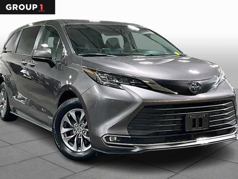 Certified 2021 Toyota Sienna XLE image 3