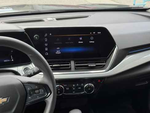 Used 2025 Chevrolet Trax LT FWD image 17