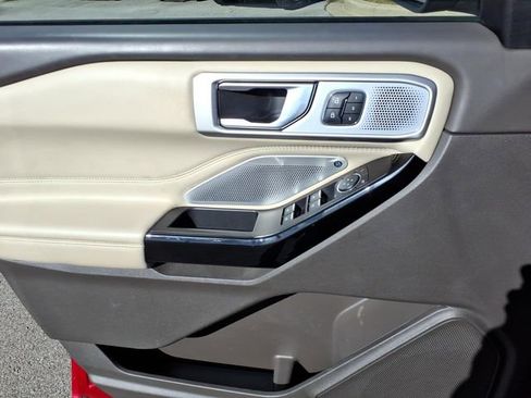 Used 2022 Ford Explorer Platinum w/ Equipment Group 601A image 3