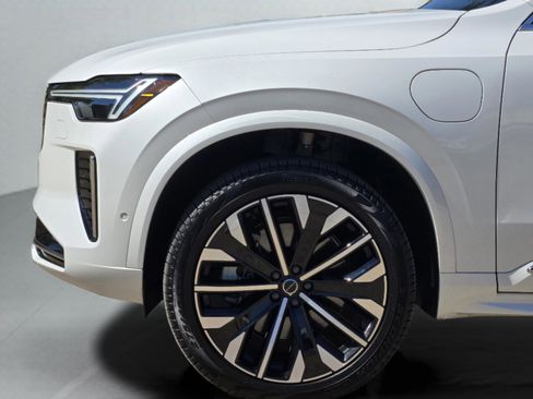 Certified 2025 Volvo XC90 T8 Plus w/ Protection Package Premier image 38
