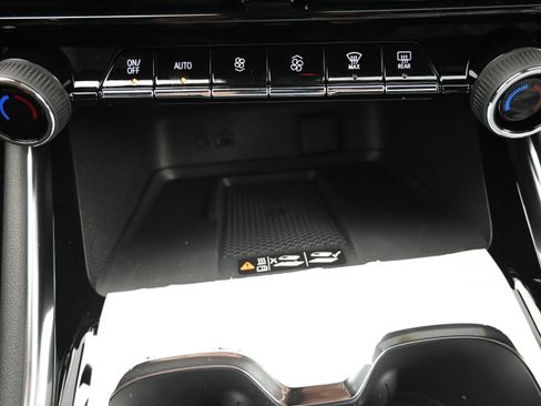 New 2026 Chevrolet Traverse Z71 w/ Enhanced Driving Package AWD/4WD image 16