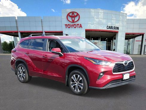 Used 2023 Toyota Highlander XLE AWD/4WD image 2
