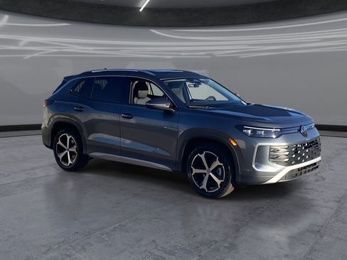 New 2026 Volkswagen Tiguan SE FWD image 2