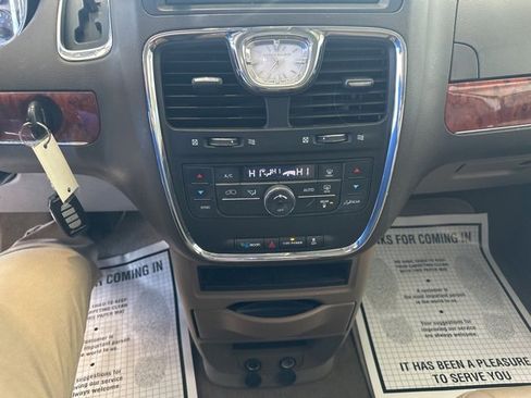 Used 2016 Chrysler Town & Country Touring image 12