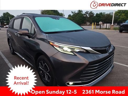Used 2025 Toyota Sienna Platinum AWD/4WD image 1