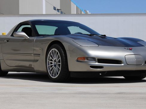 Used 1999 Chevrolet Corvette Coupe w/ Lighting Pkg RWD image 3