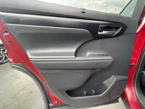 Used 2021 Toyota Highlander XLE AWD/4WD image 18