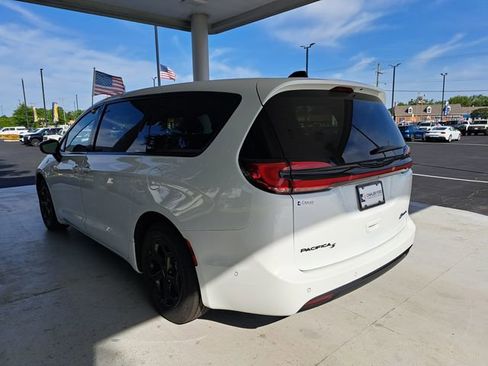Used 2024 Chrysler Pacifica Limited FWD image 4