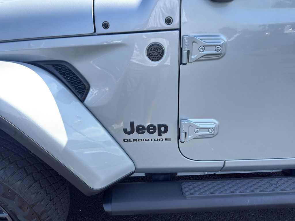 Used 2024 Jeep Gladiator Sport AWD/4WD image 9