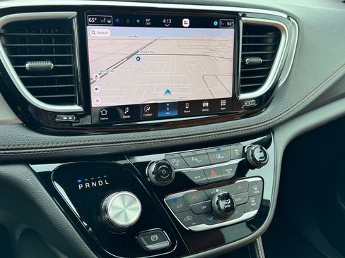 Used 2024 Chrysler Pacifica Pinnacle FWD image 25