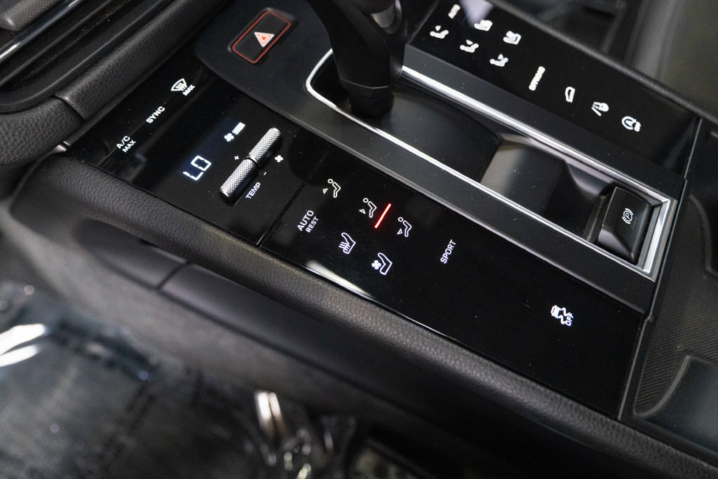 Certified 2023 Porsche Macan AWD/4WD image 25