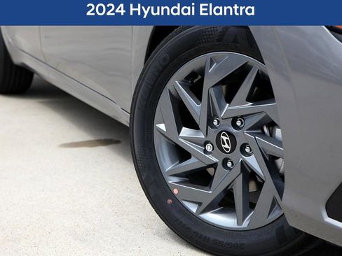 Used 2024 Hyundai Elantra SEL image 2
