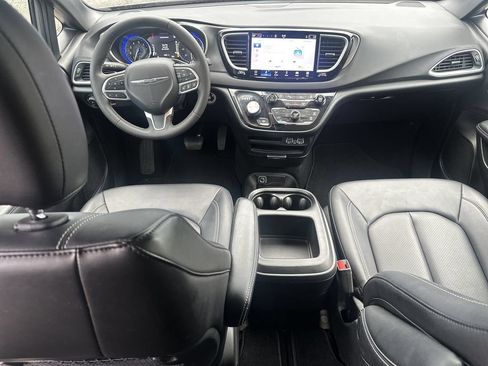 Used 2025 Chrysler Pacifica Select FWD image 21