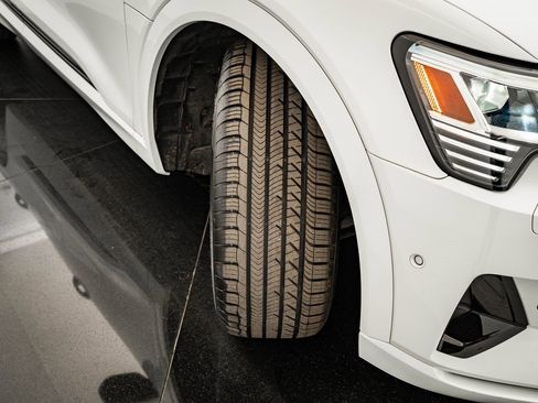 Used 2021 Audi e-tron Premium w/ Convenience Plus Package image 44