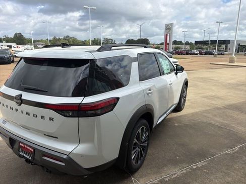 New 2026 Nissan Pathfinder Platinum FWD image 4