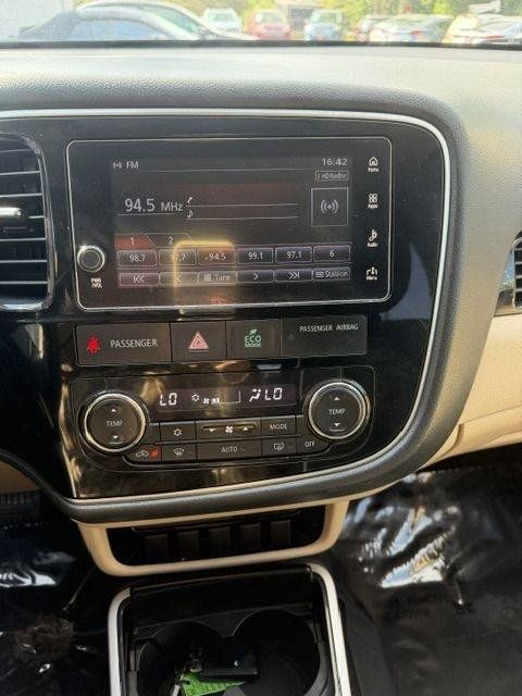 Used 2017 Mitsubishi Outlander SEL AWD/4WD image 17