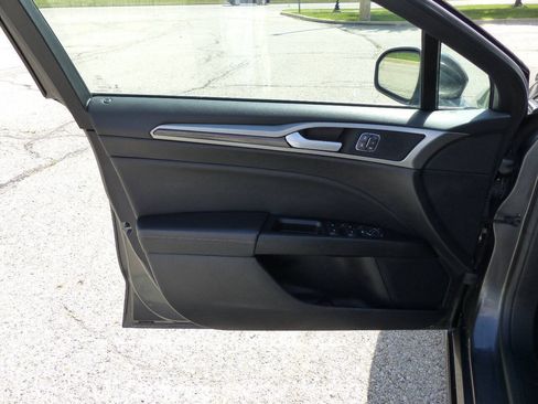 Used 2018 Ford Fusion SE w/ Fusion SE Technology Package FWD image 20
