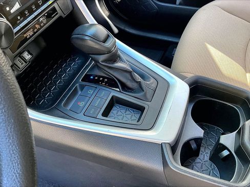 Used 2021 Toyota RAV4 LE image 15