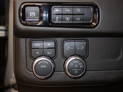 Used 2025 GMC Yukon Denali image 35