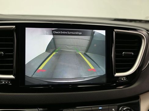 Used 2022 Chrysler Pacifica Touring-L FWD image 17