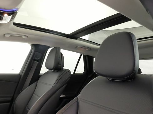 Used 2024 Mercedes-Benz GLC 300 4MATIC image 30