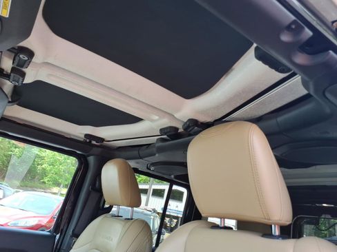 Used 2018 Jeep Wrangler Unlimited Sahara AWD/4WD image 9