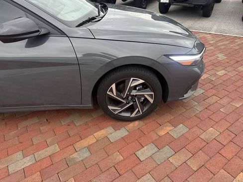 Used 2025 Hyundai Elantra Sport FWD image 17