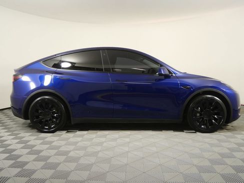Used 2022 Tesla Model Y Long Range AWD/4WD image 2