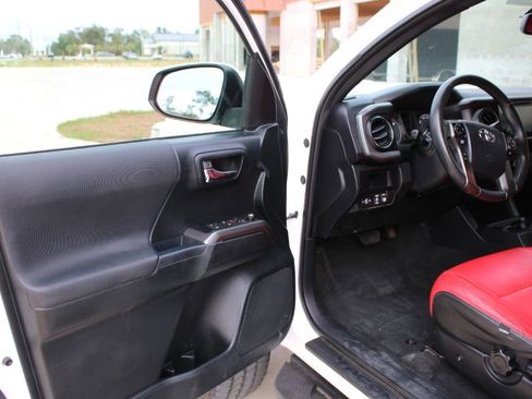 Used 2017 Toyota Tacoma TRD Sport w/ Tow Package (A/T) AWD/4WD image 9