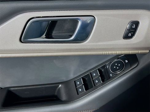 Used 2025 Ford Explorer Active image 17